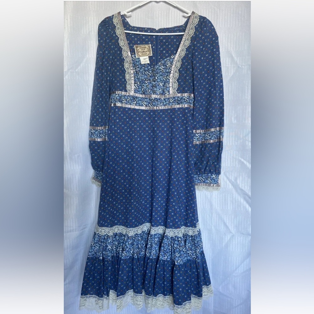 Vintage Blue Floral Dress with Lace Trim